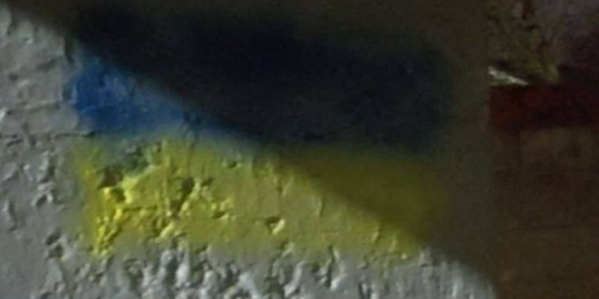 Активісти руху "Жовта Стрічка" вночі намалювали в Донецьку прапори України (фото)