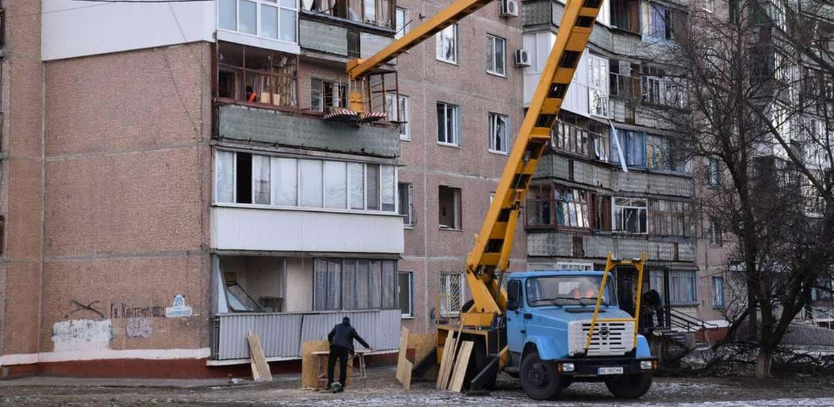 Благодійники допомагають Краматорську долати наслідки російського ракетного удару 20 лютого