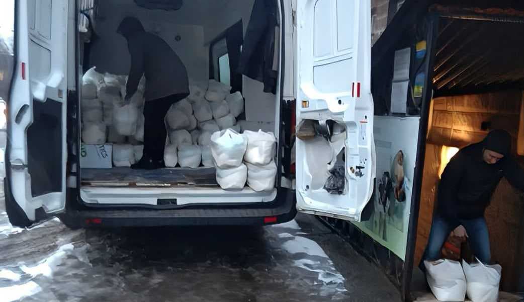 Переселенцям з Луганщини у Дніпрі доставили допомогу з Рівненського хабу