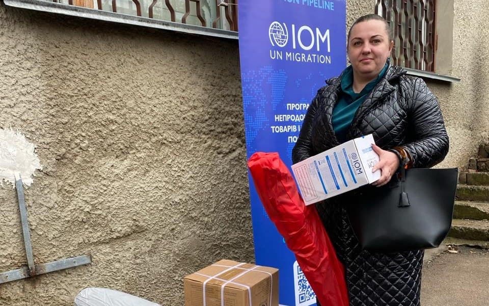 Ковдри, постільну білизну, матраци отримали ВПО з Луганщини у Житомирі