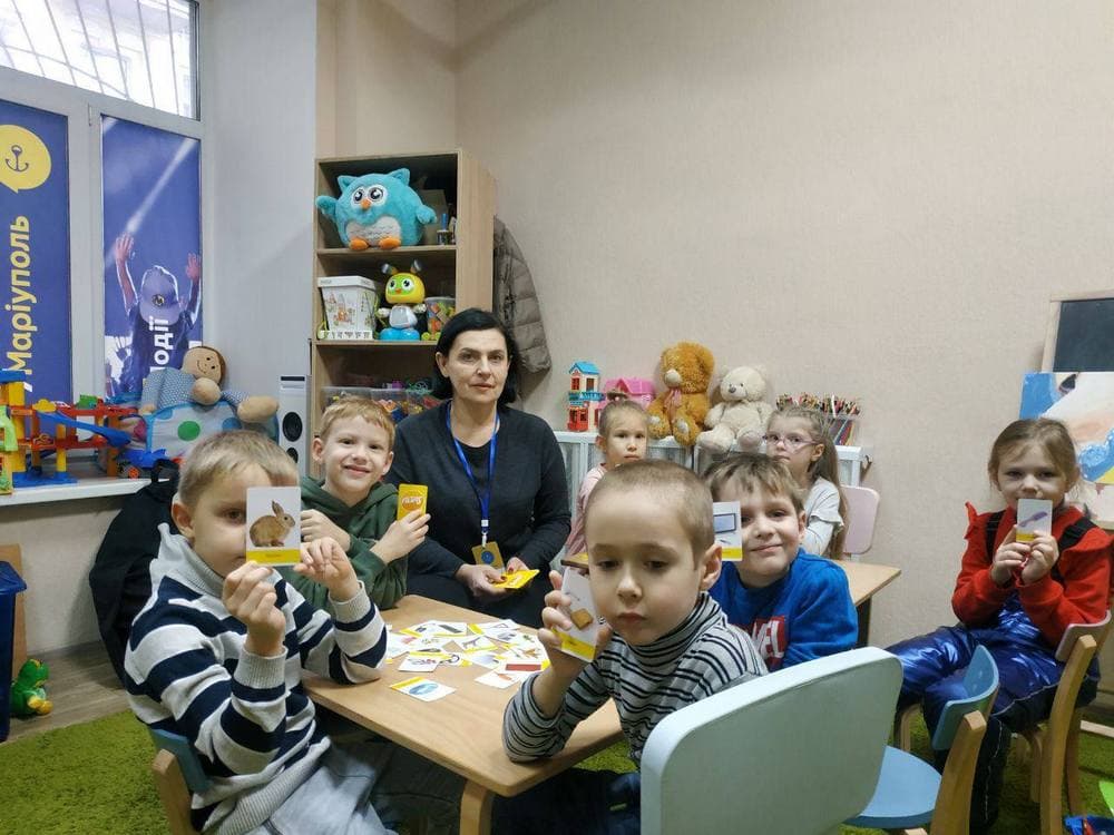 У Києві для дітей з Маріуполя проводять заняття з підготовки до школи