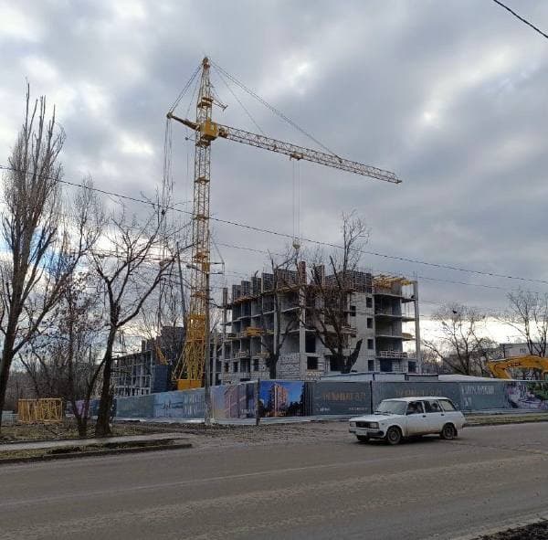 Окупанти продовжують будувати іпотечне житло у Маріуполі