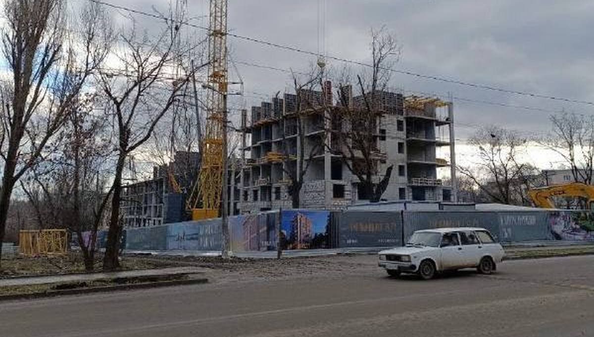 Окупанти продовжують будувати іпотечне житло у Маріуполі