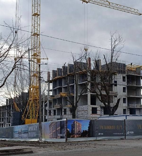 Окупанти продовжують будувати іпотечне житло у Маріуполі