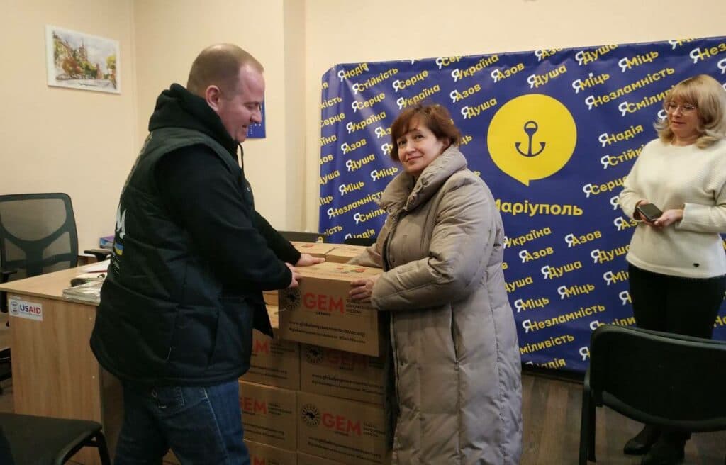 У Києві маріупольці вразливих категорій отримують продукти від благодійного фонду (фото)
