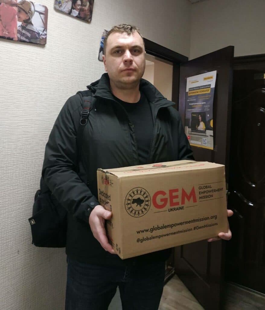 У Києві маріупольці вразливих категорій отримують продукти від благодійного фонду (фото)