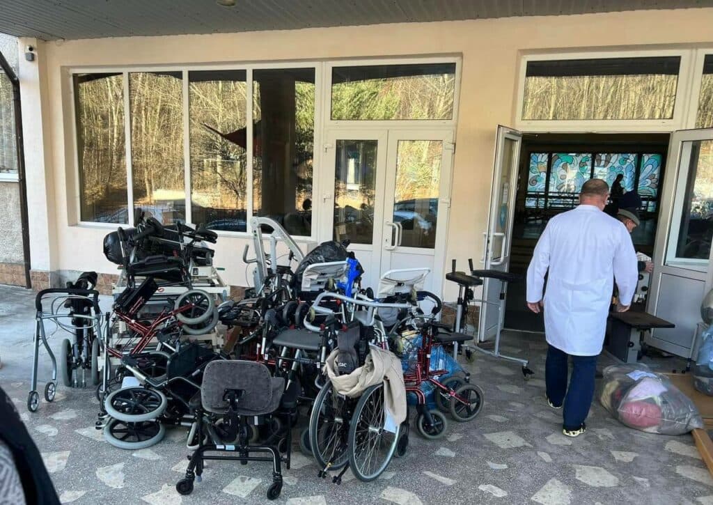 Маріупольська міська рада зі шведськими волонтерами передали обладнання для військового шпиталю (фото)