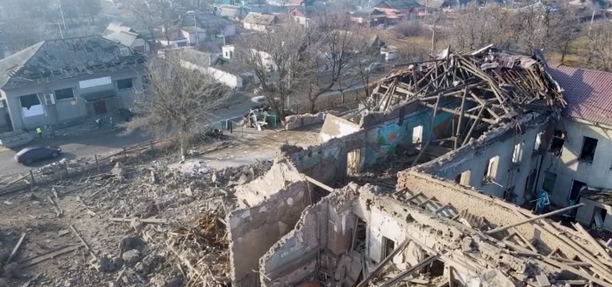 Війська рф поцілили ракетою по школі у Мирнограді (відео)