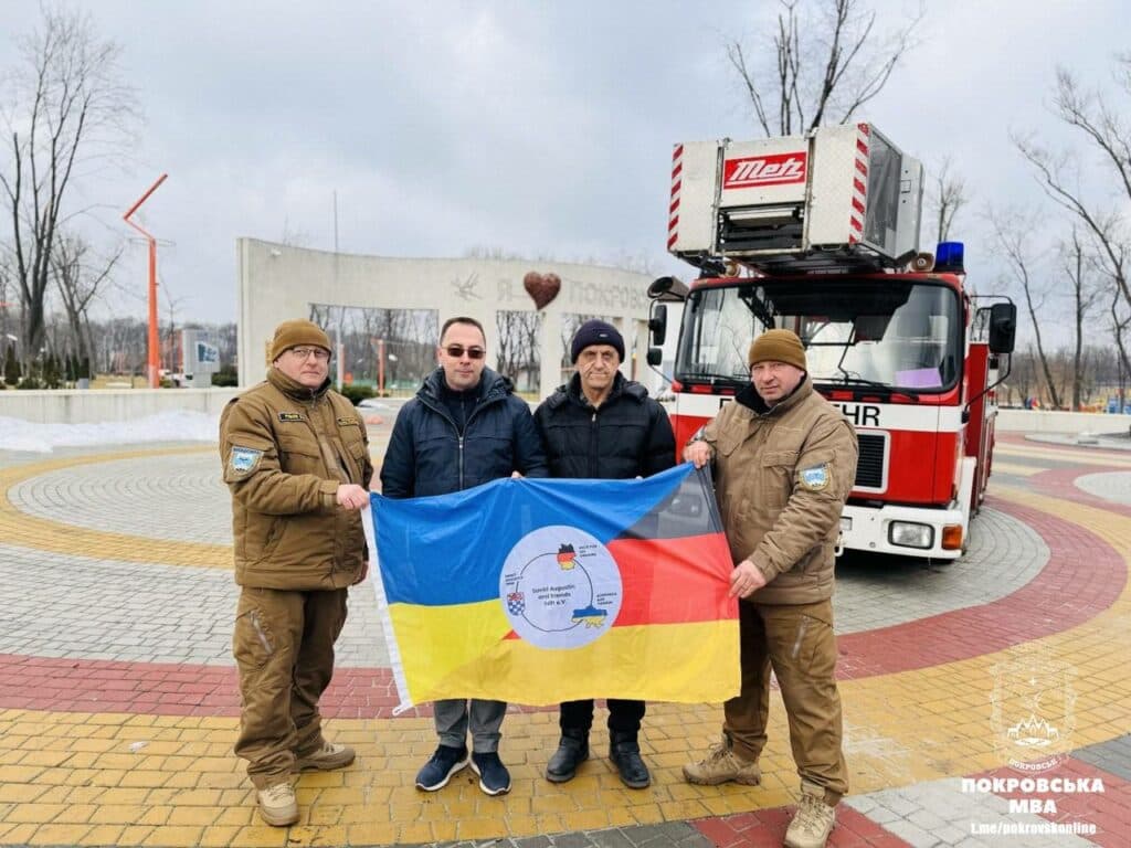 Покровськ отримав нову пожежну машину від благодійників (фото)