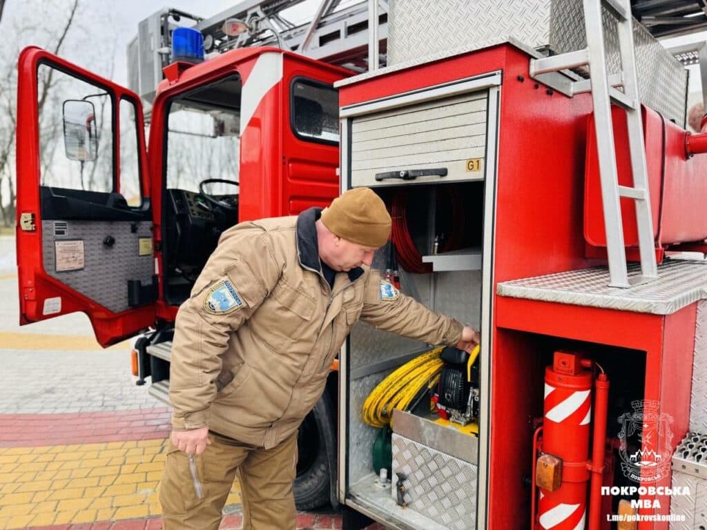 Покровськ отримав нову пожежну машину від благодійників (фото)