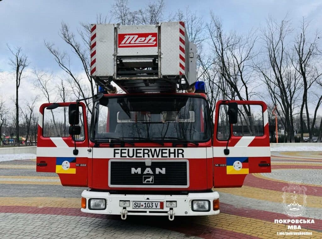 Покровськ отримав нову пожежну машину від благодійників (фото)