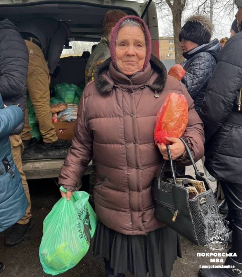 У Покровську за підтримки благодійників видали продуктові набори (фото)