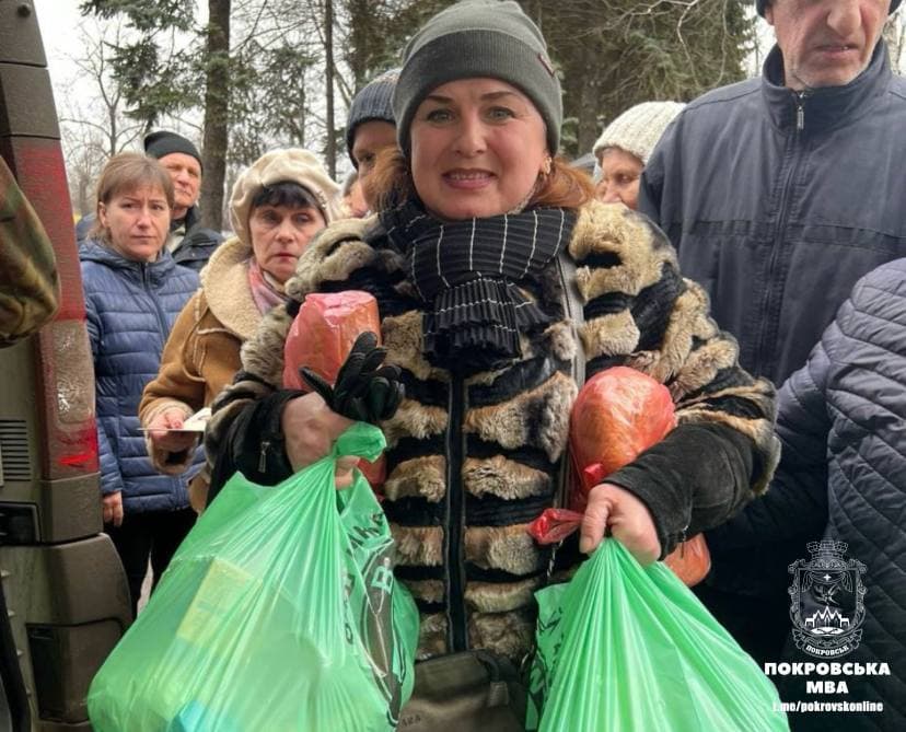 У Покровську за підтримки благодійників видали продуктові набори (фото)