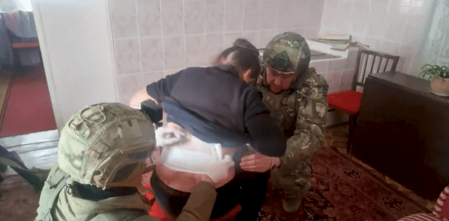 Поліцейські під обстрілом доставили до лікарні поранену у Мар'їнській громаді жінку (відео)