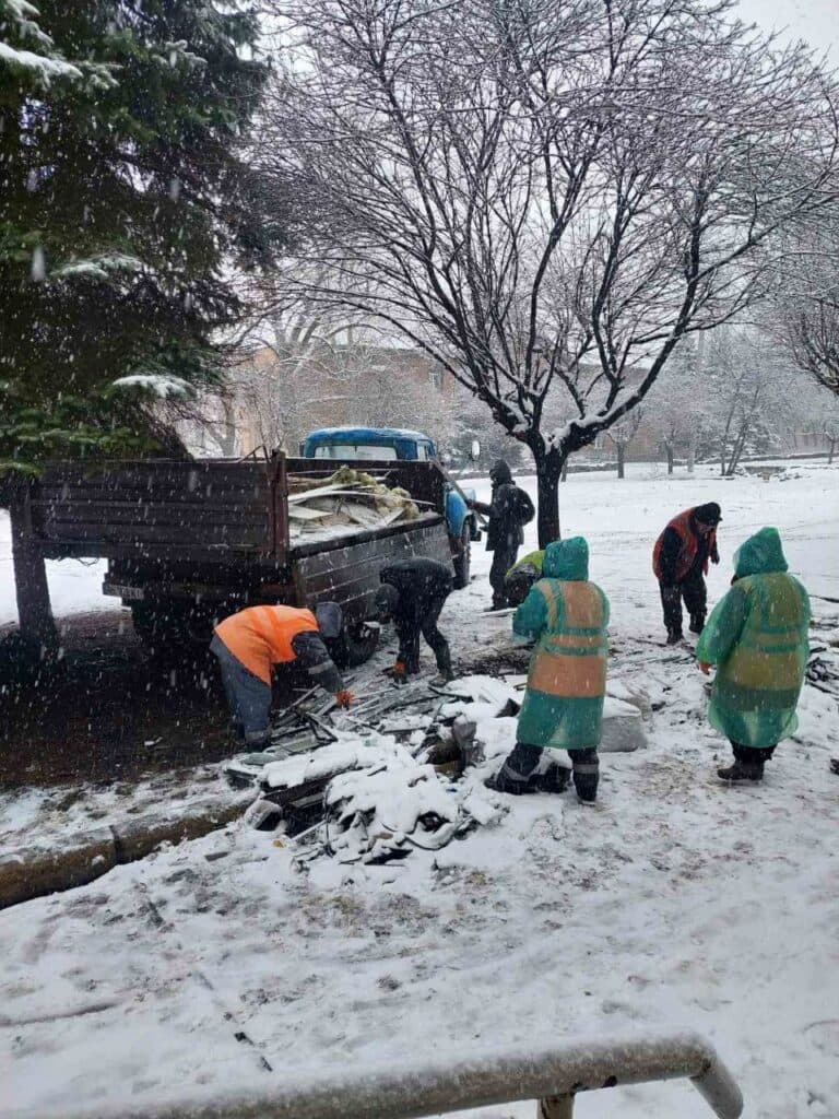 У Селидовому другу добу усувають наслідки ракетної атаки окупантів (фото)