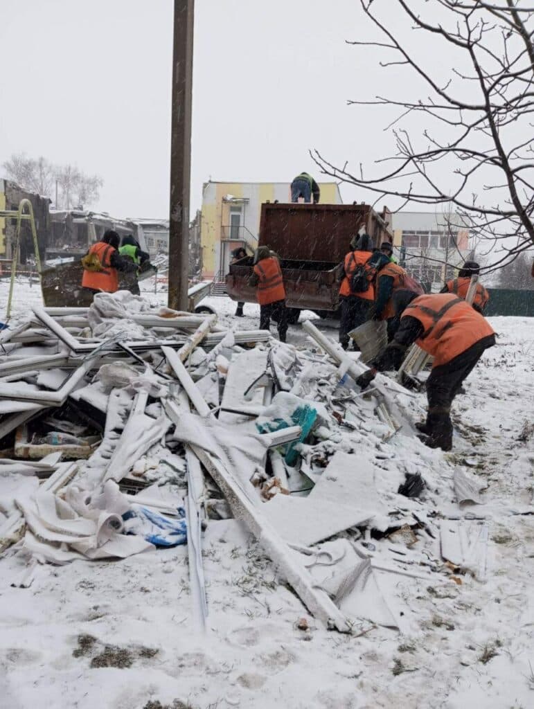 У Селидовому другу добу усувають наслідки ракетної атаки окупантів (фото)
