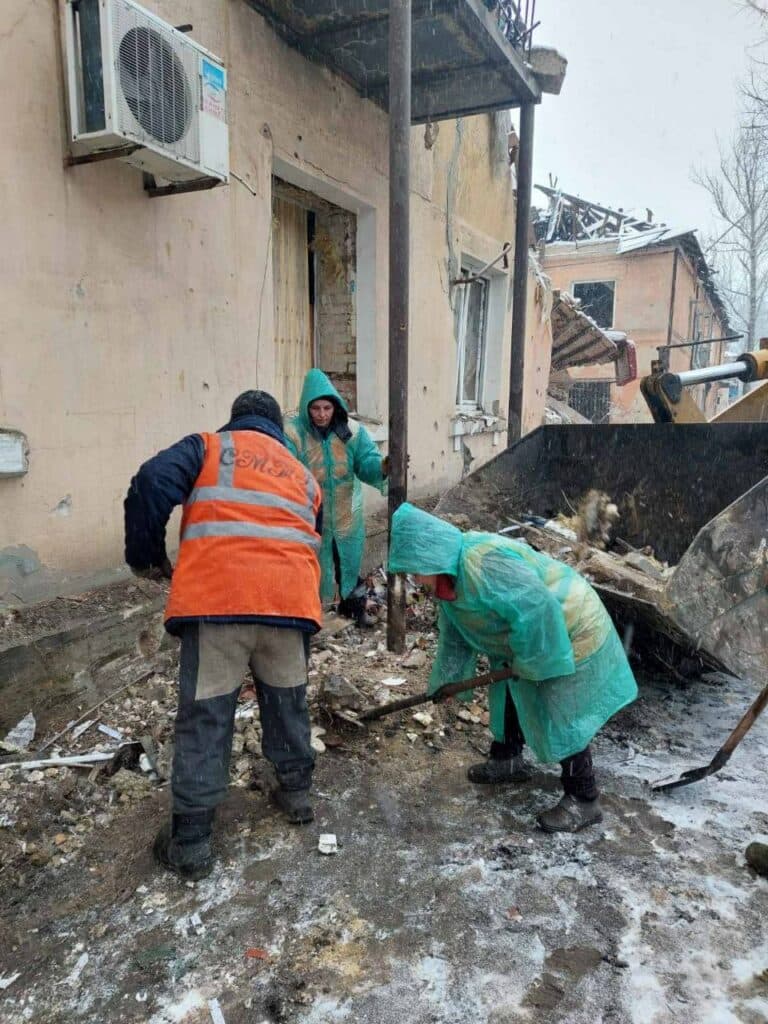 У Селидовому другу добу усувають наслідки ракетної атаки окупантів (фото)