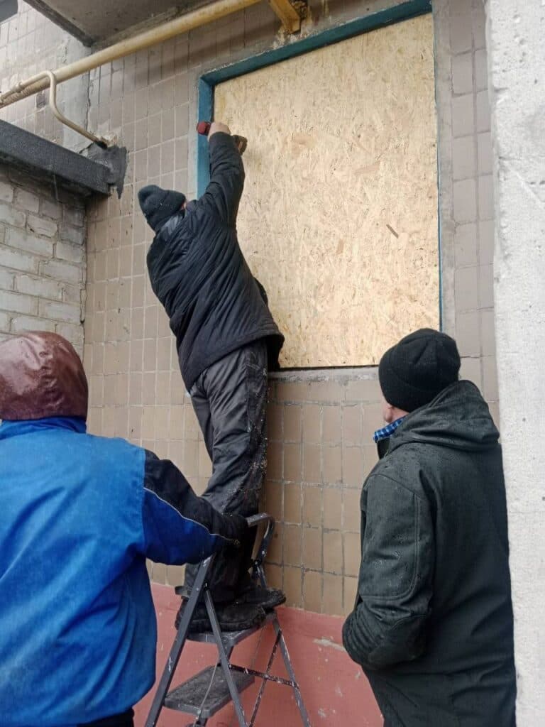 У Селидовому другу добу усувають наслідки ракетної атаки окупантів (фото)