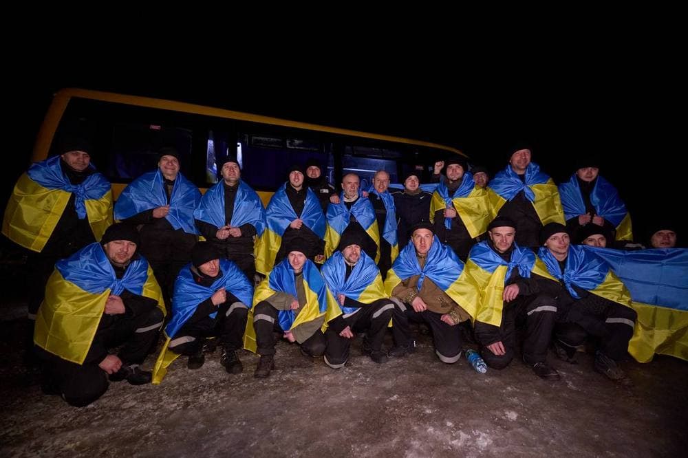 Проведено обмін полоненими: додому повернулося 100 українців, більшість — захисники Маріуполя