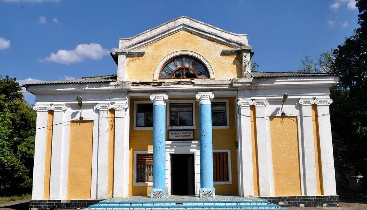 На окупованій Донеччині перепідпорядковують сільські клуби через бюрократію