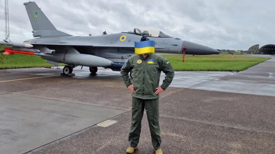 літак F-16 з українськими мітками