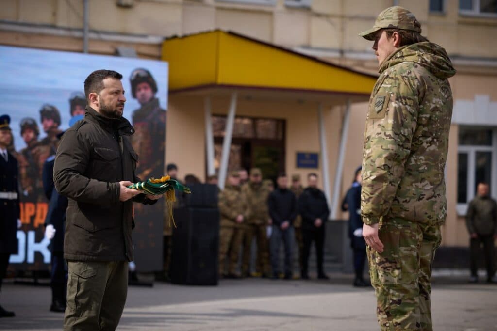 Зеленский вручил награду командиру бригады "Азова" Денису Прокопенко ленту "За мужество и отвагу" (фото)