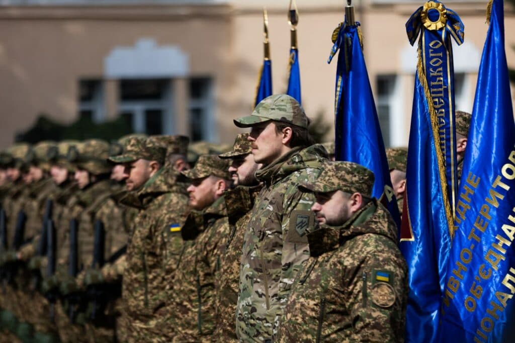 Зеленский вручил награду командиру бригады "Азова" Денису Прокопенко ленту "За мужество и отвагу" (фото)