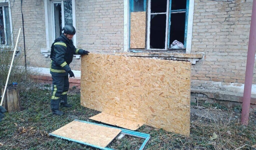 Рятувальники відновлюють пошкоджені будівлі після обстрілів у Покровському районі (фото)