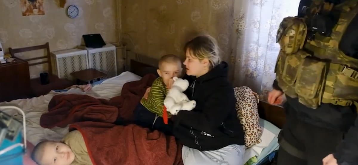 З Торецька "білі янголи" евакуювали родину з двома дітьми (відео)