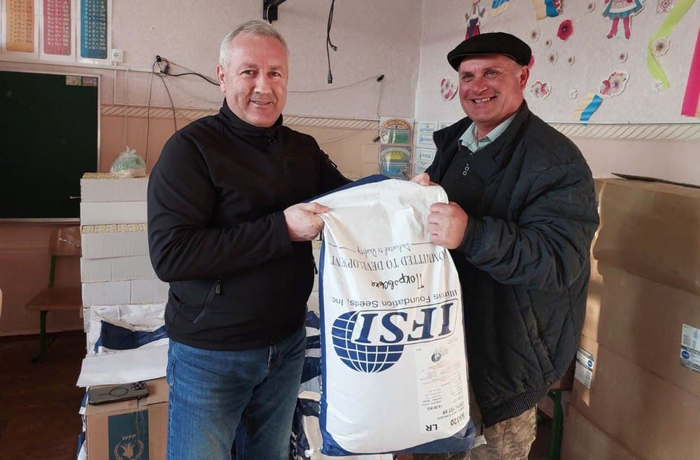 Мешканці Донеччини отримали гуманітарну допомогу за підтримки USAID у вигляді насіння овочевих культур (фото)