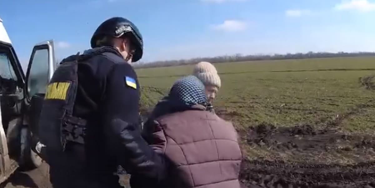 Рятувальники евакуювали ще 3 людей з Очеретинської громади на Донеччині (відео)