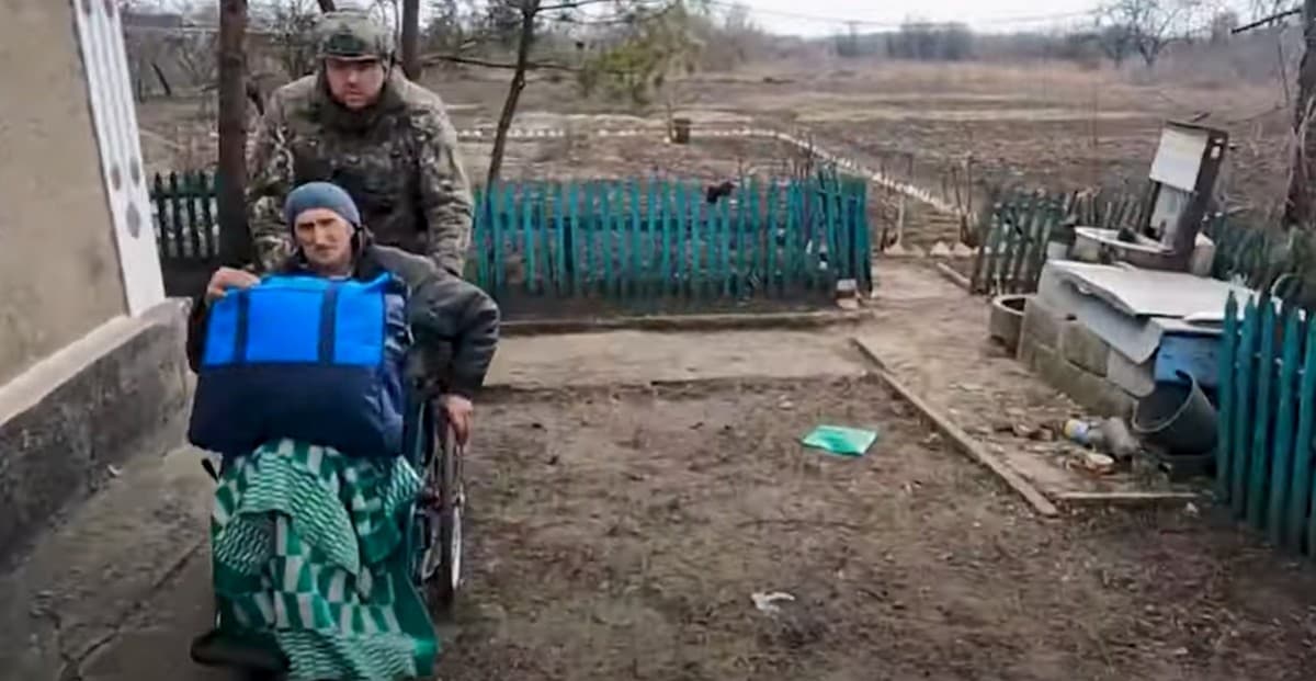 "Білі янголи" врятували пораненого мешканця села Костянтинівка, який пережив два прильоти в свій будинок (відео)