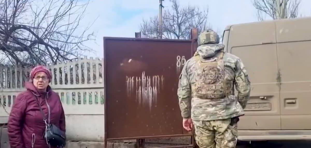 Під ворожим обстрілом "білі янголи" евакуювали з Мар’їнської громади на Донеччині подружжя (відео)