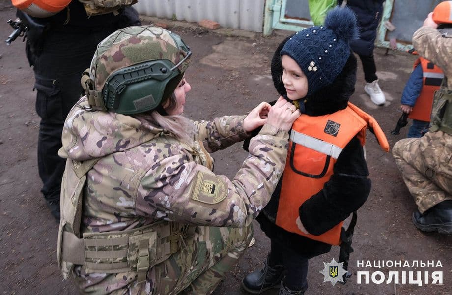 "Білі янголи" евакуюють з Торецька маленьких дітей повз палаючі від обстрілів будинки (відео)