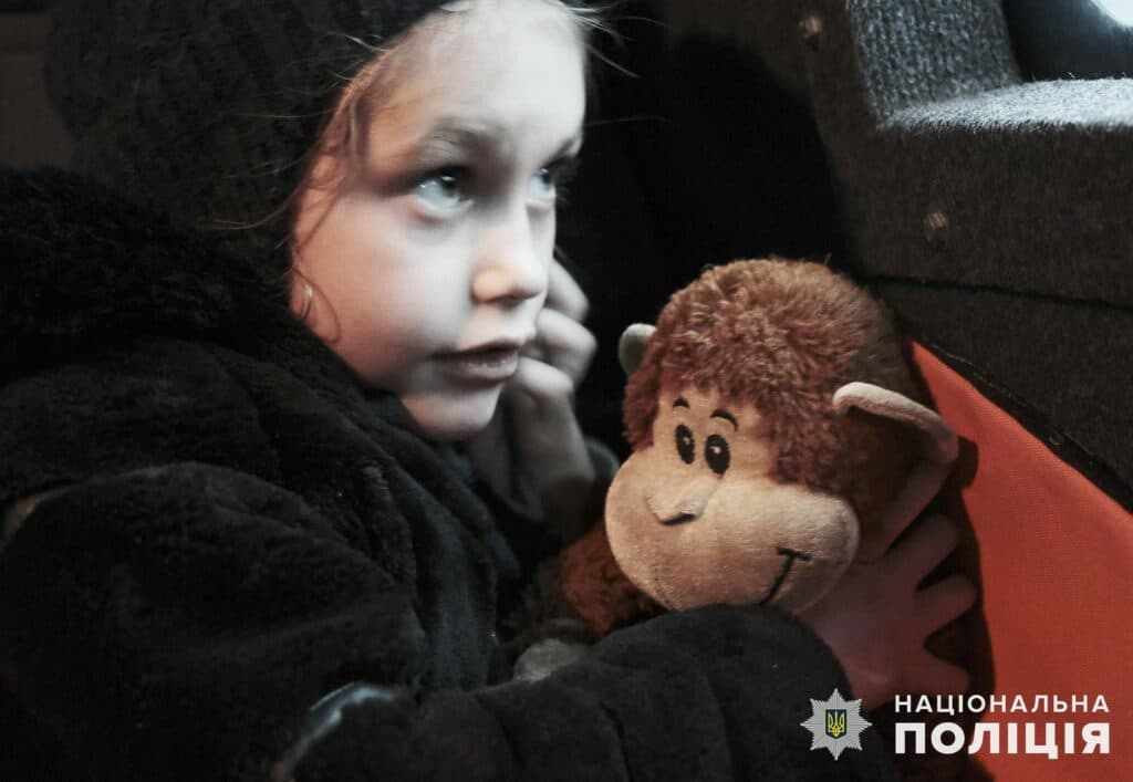 "Білі янголи" евакуюють з Торецька маленьких дітей повз палаючі від обстрілів будинки (відео)