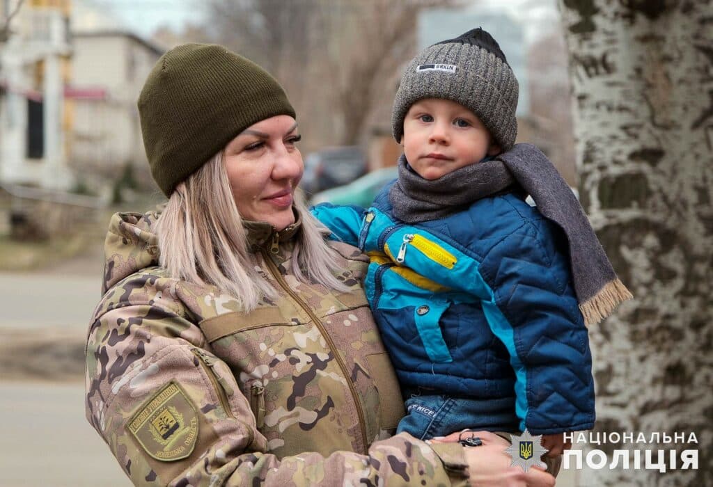 "Білі янголи" евакуюють з Торецька маленьких дітей повз палаючі від обстрілів будинки (відео)