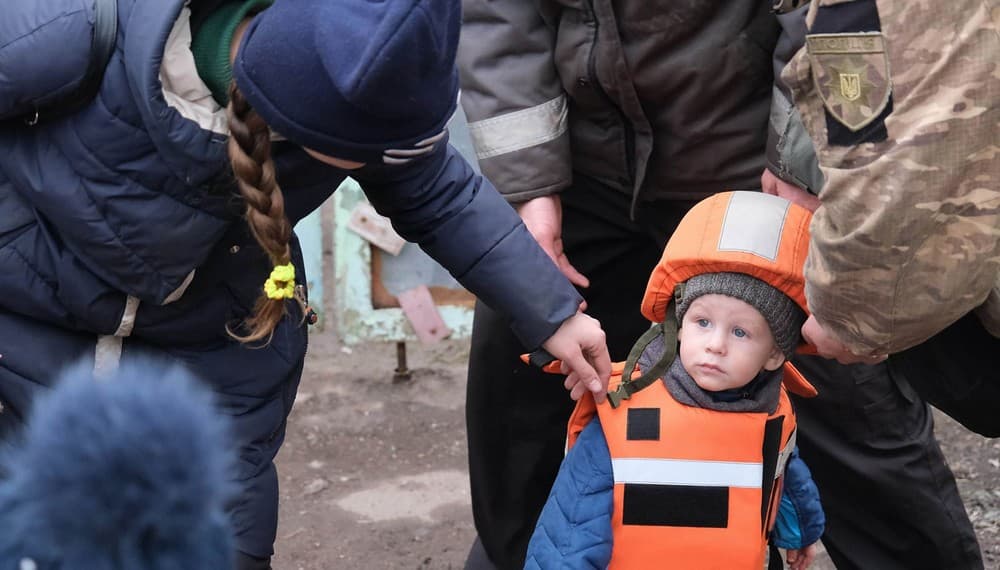 "Білі янголи" евакуюють з Торецька маленьких дітей повз палаючі від обстрілів будинки (відео)