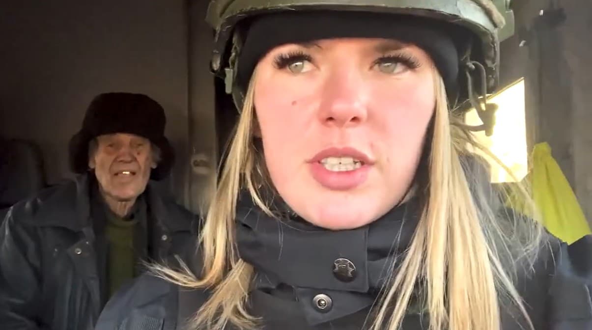 З найгарячішої точки Лиманської громади "білі янголи" евакуювали маломобільне подружжя, що залишилось без житла (відео)