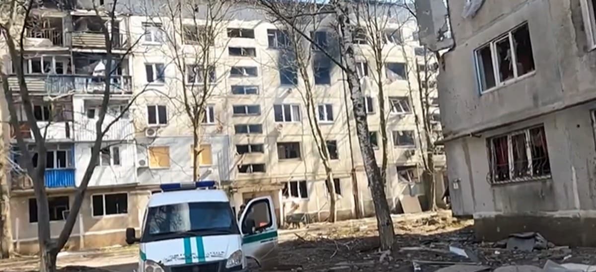 Після вибуху півторатонної бомби КАБ у Красногорівці поліцейські "Білого янголу" прийшли на порятунок пораненим (відео)