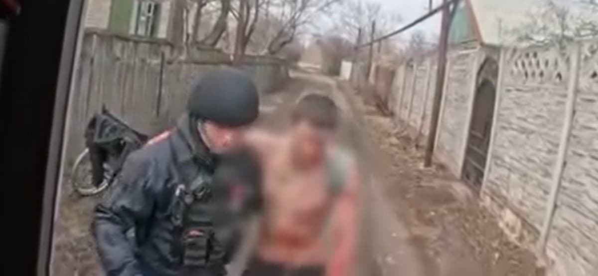 Рятувальники транспортували до лікарні пораненого внаслідок обстрілу чоловіка на Донеччині (відео)