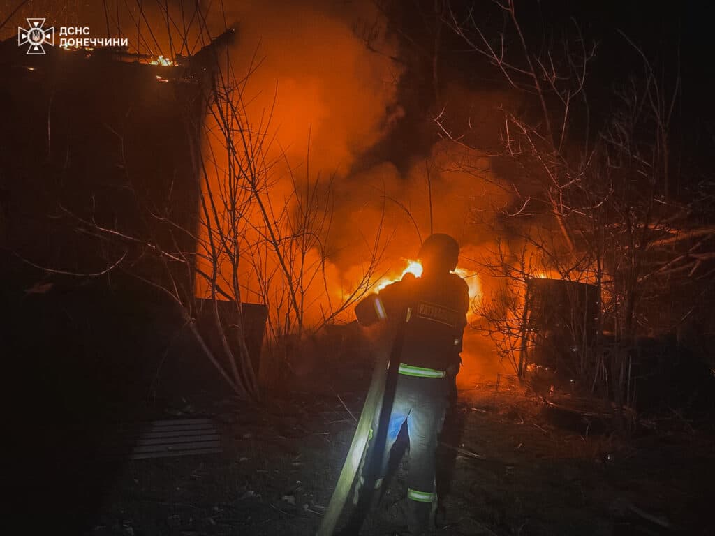 Рятувальники Донеччини ліквідували наслідки обстрілу у Покровському районі: горів навчальний заклад (фото)