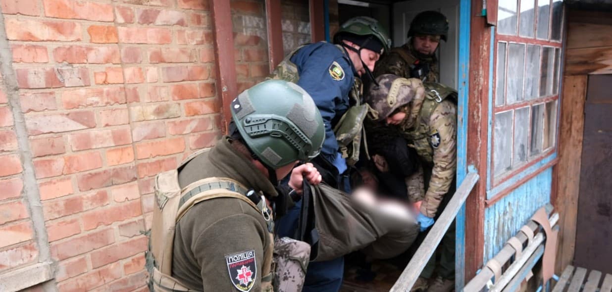 Парамедики поліції Донеччини розповіли про порятунок і загибель людей під ворожими обстрілами