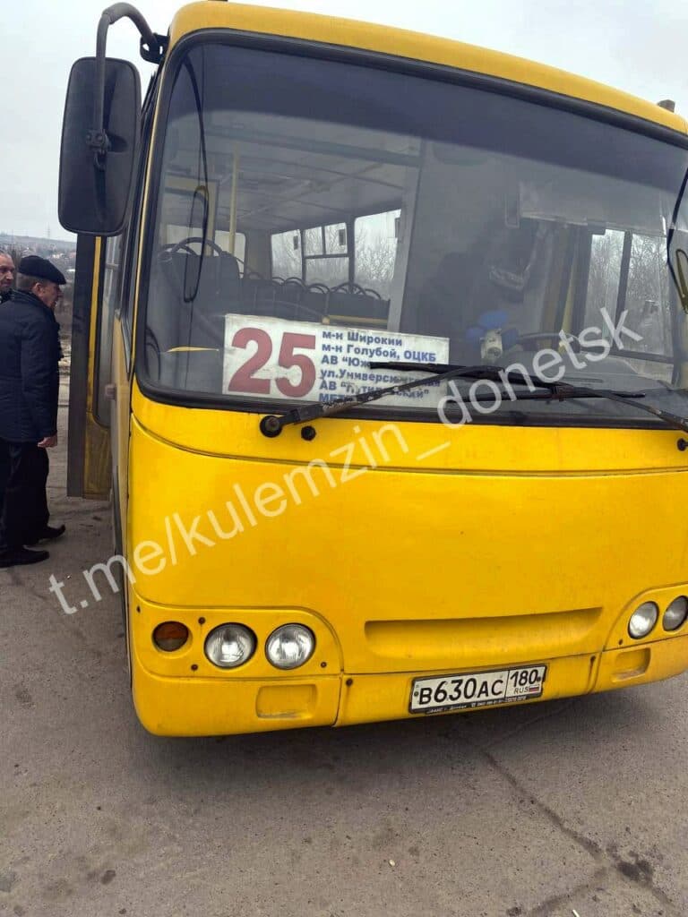 В окупованому Донецьку влаштували перевірку по залатаних з усіх боків автобусах (фото)