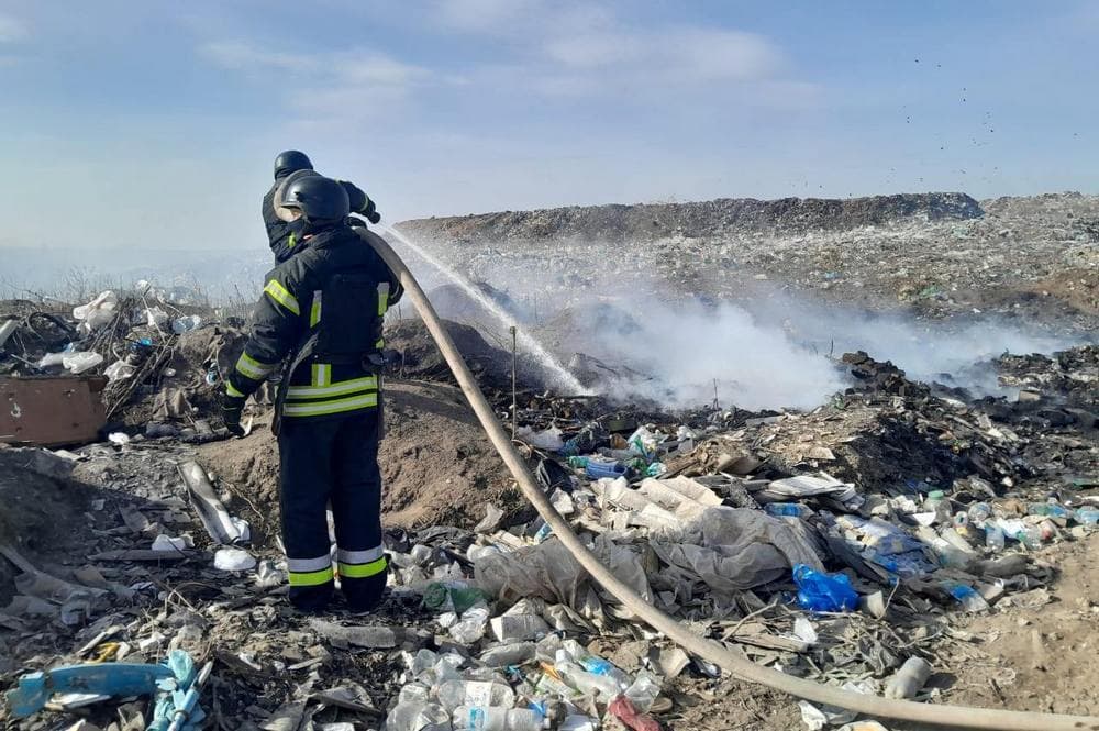 У Костянтинівці ліквідували пожежу на полігоні твердих побутових відходів