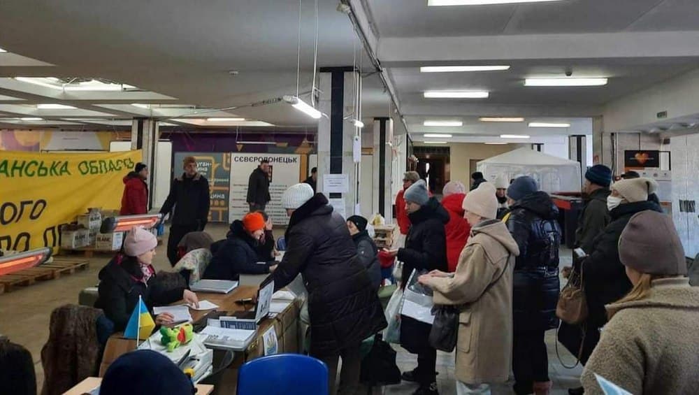 Майже 150 ВПО з Луганщини у Дніпрі цього тижня одержали в Сєвєродонецькому хабі набори жіночої гігієни