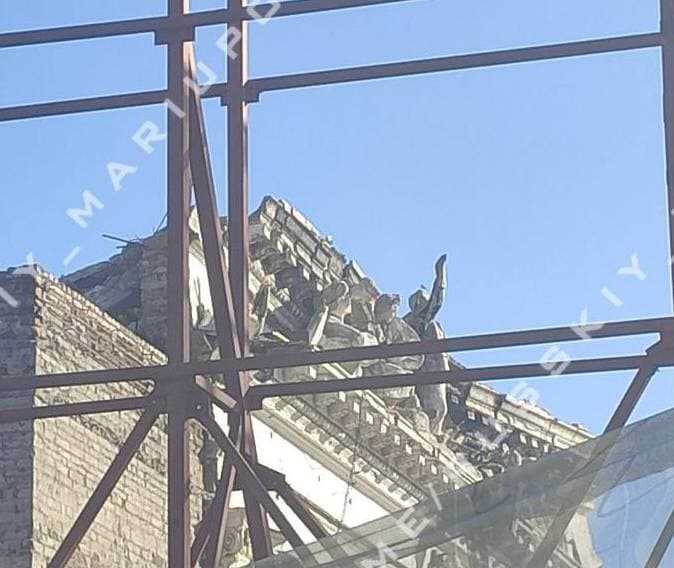 Загарбники знищили усі статуї Маріупольського театру, — міськрада