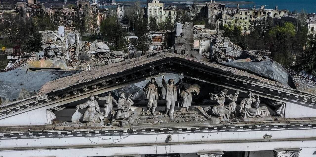 Загарбники знищили усі статуї Маріупольського театру, — міськрада
