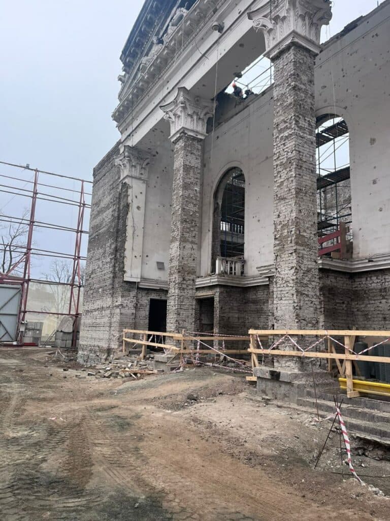 Міськрада показала, як виглядає зруйнований ворогом Маріупольський драмтеатр в окупації (фото)