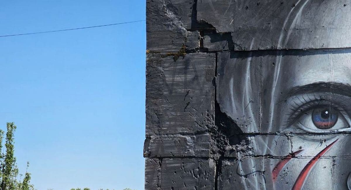 У Маріуполі окупанти "муралом" хотіли приховати "дірки" від російських снарядів на стіні будинку, — міськрада