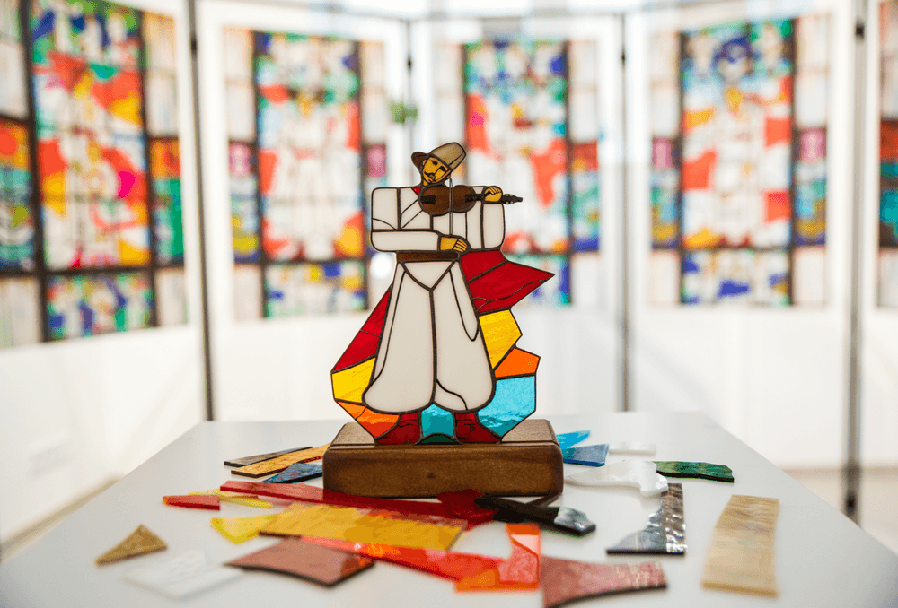 Сьогодні у Києві відкриють виставку про зруйновані російськими окупантами вітражі Маріуполя